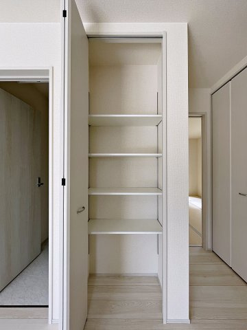 新築戸建・新築建売　福島市方木田上原第2　吉井田小・第一中の収納|リビング収納は可動式の棚で日用品や防災グッズなどの保管に便利です！