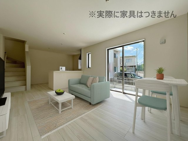 新築戸建・新築建売　福島市方木田上原第2　吉井田小・第一中の居間・リビング|画像はバーチャルホームステージングの加工による演出で、実際の家具は付きません。