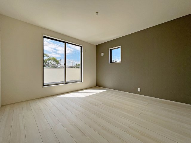 新築戸建・新築建売　福島市方木田上原第2　吉井田小・第一中の洋室|8帖の洋室はバルコニーに面しており大きな窓から日差しが入るので気持ちの良いプライベート空間です！