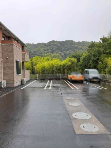 ラヴェール若宮の駐車場