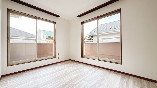 アレンジ自在なお庭がある一戸建て～千葉県野田市山崎～の洋室|2面に大きな窓があり、外の光を取り込みやすい明るい居室です。