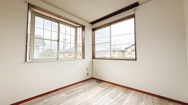 アレンジ自在なお庭がある一戸建て～千葉県野田市山崎～の洋室|2方向の窓から自然光が入る室内。木目調の床が温かみを添えます。