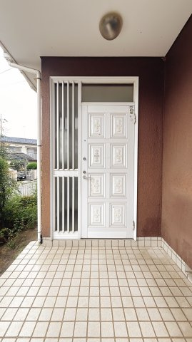 アレンジ自在なお庭がある一戸建て～千葉県野田市山崎～の玄関|屋根のある玄関ポーチ。雨の日も傘を落ち着いて開閉できます。