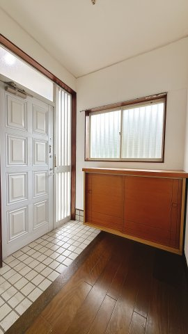 アレンジ自在なお庭がある一戸建て～千葉県野田市山崎～の玄関|シューズボックスを備えた玄関。明るい光が差し込みます。