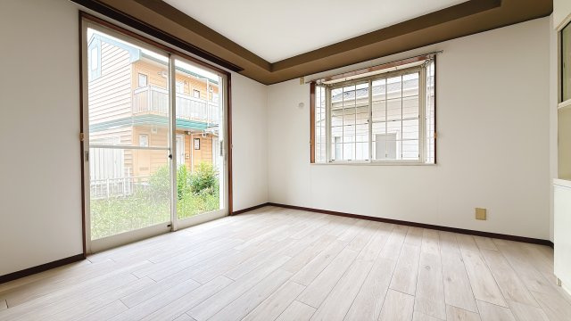 アレンジ自在なお庭がある一戸建て～千葉県野田市山崎～の居間・リビング|出窓とお庭に面した大きな窓から光が入り、明るい室内です。