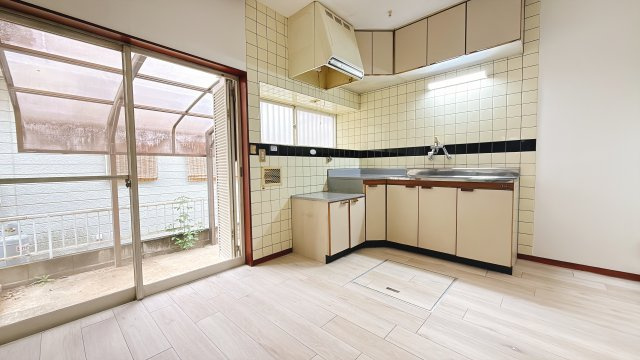 アレンジ自在なお庭がある一戸建て～千葉県野田市山崎～の居間・リビング|作業スペースを取りやすいL字型キッチン。収納も上下に完備。