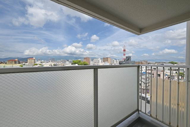 上甲子園ビューハイツのバルコニー|西側バルコニー。窓を開ければ外の空気を感じられ、洋室にも開放感をもたらしてくれます。ちょっとした気分転換にも使えるスペースです。
