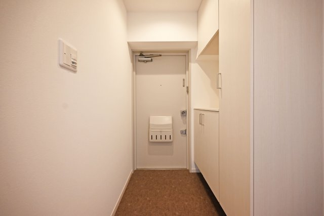 上甲子園ビューハイツの玄関|毎日使う場所だからこそ、すっきりとした動線が魅力の玄関。靴の出し入れもしやすく、きれいな状態を保ちやすい空間です。