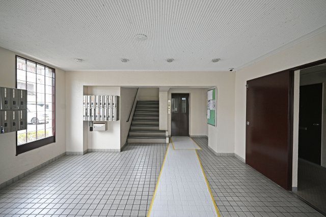 上甲子園ビューハイツのエントランス|マンションを印象付ける大切な場所のエントランスは、明るく・清潔感が溢れ広々としています。