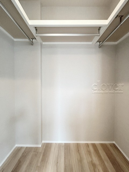 【収納】 | レーベンハイム大塚弐番館 | 多くの方があこがれる、ウォークインクローゼット。これだけのスペースがあれば、洋服だけではなくさまざまなものを収容できそうです。～即日のご見学可能～　お問合せはお気軽にどうぞ。