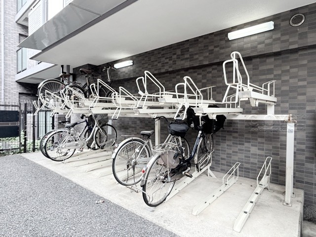 【駐輪場】 | レーベンハイム大塚弐番館 | 自転車置き場。マンションの共用部にあたります。空きの有無や駐輪料金、各戸の台数制限などについては、改めてお問い合わせください。～即日のご見学可能～　お問合せはお気軽にどうぞ。