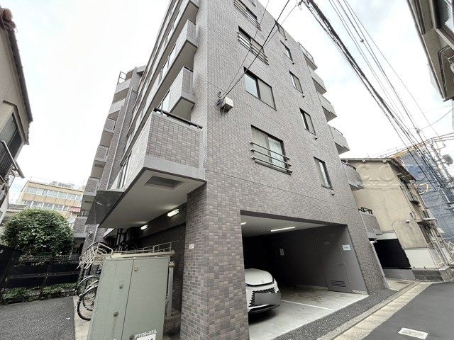 【外観】 | レーベンハイム大塚弐番館 | 青空によく映える建物です。手入れの行き届いた外壁やマンション正面エントランスなど、綺麗な姿をぜひ一度、現地にてご覧ください。～即日のご見学可能～　お問合せはお気軽にどうぞ。
