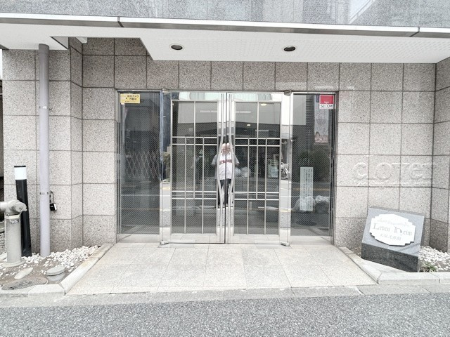【エントランス】 | レーベンハイム大塚弐番館 | マンションの正面エントランス。出入りする人間を癒してくれるマンション入り口であり、その建物の「顔」でもあります。～即日のご見学可能～　お問合せはお気軽にどうぞ。