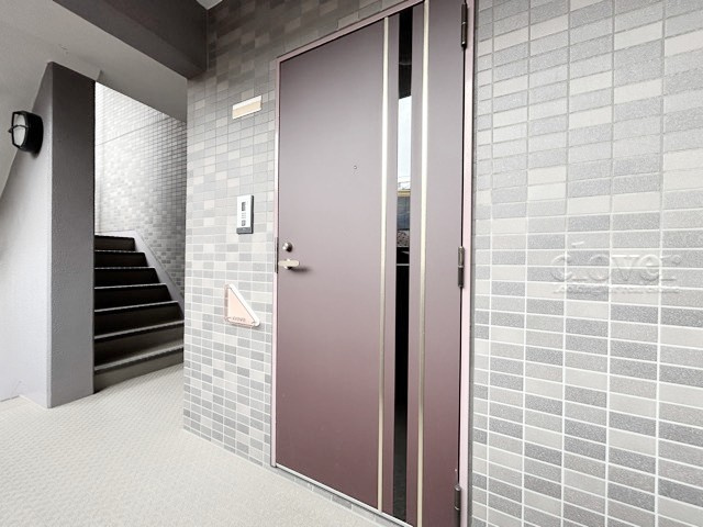 【その他共用部分】 | レーベンハイム大塚弐番館 | 皆様をお迎えする、お部屋の玄関ドア。開けやすさや開放角度、ドアノブの操作しやすさや鍵の形状などを、現地で一度ご確認ください。～即日のご見学可能～　お問合せはお気軽にどうぞ。