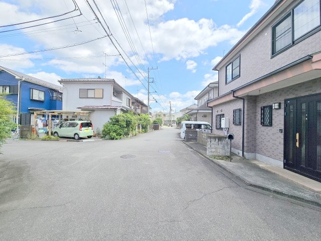 青梅市師岡町2丁目　中古戸建の前面道路含む現地写真