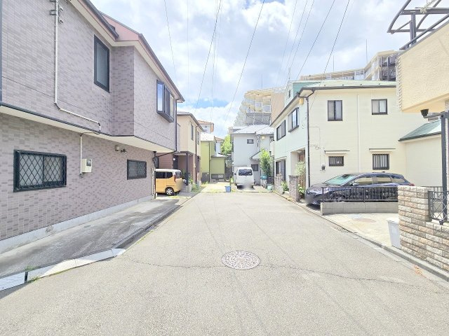 青梅市師岡町2丁目　中古戸建の前面道路含む現地写真