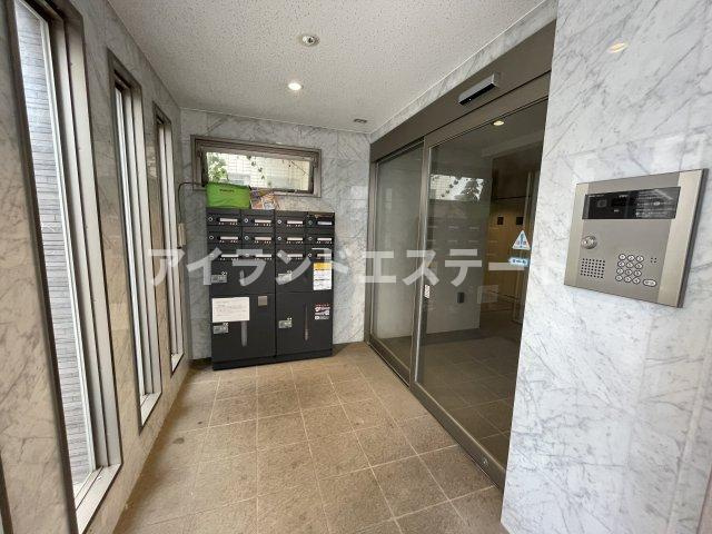 駅近　独立洗面台　陽当たり良好　オートロックのエントランス