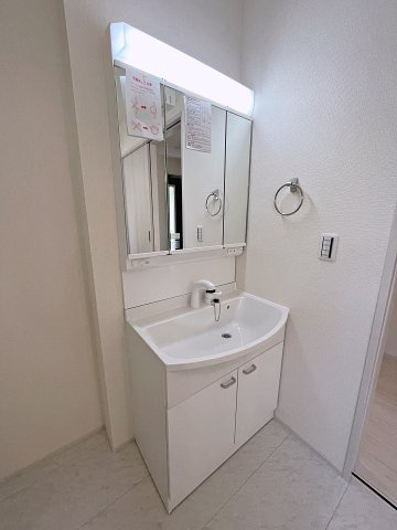新築戸建・新築建売　福島市方木田上原第2　吉井田小・第一中の独立洗面台|三面鏡洗面台で朝の身支度もしやすく収納力も◎洗面台に物を置かずすっきり清潔に保つことができます！