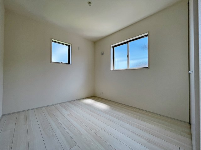 新築戸建・新築建売　福島市方木田上原第2　吉井田小・第一中の洋室|北側の5.2帖の洋室は自然光が長時間入る2面採光で明るく気持ちの良いプライベート空間です！