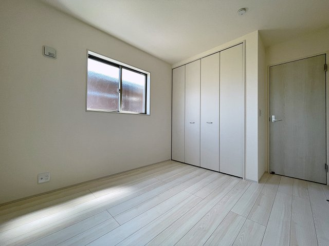 新築戸建・新築建売　福島市方木田上原第2　吉井田小・第一中の洋室|北側の窓から一定した柔らかい光が入り、PC作業や読書などにも最適なお部屋です！