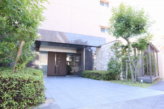 サーパス中昭和町のエントランス