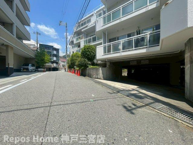 マンション指月の駐車場