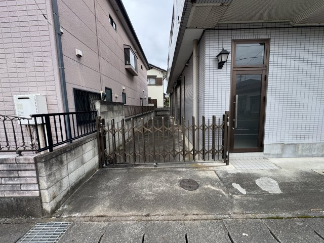 前橋市日吉町　中古住宅の駐車場|縦列駐車2～3台可能です（車種により）