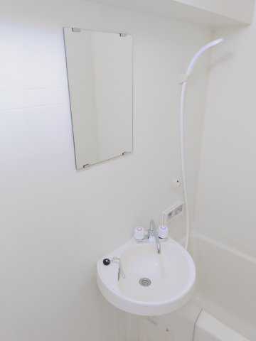 【洗面所】 | コーポラス石井　 | 鏡もついてきれいな洗面台です