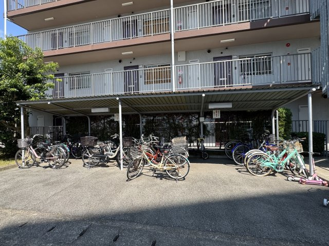 藤和明石公園ハイタウン弐号棟の駐輪場