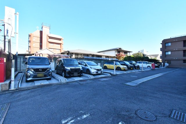 ダイアパレス武里ウィステリアガーデンの駐車場|※空き状況は当社まで都度ご確認くださいませ。難しいイメージの住宅ローンは経験スタッフが丁寧にお手伝いしますのでご安心下さい「家を買って終わり」ではなく「買ってからがスタート」と考え丁寧に対応心掛けます