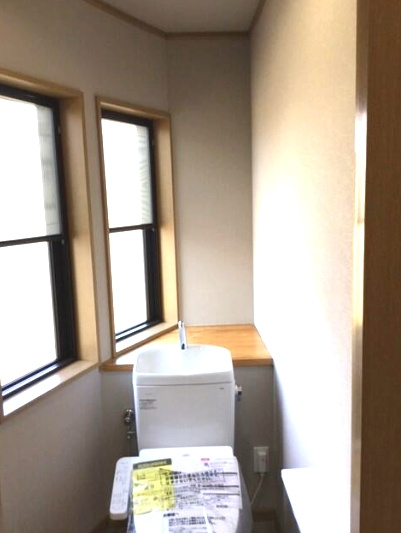 成田市吾妻　中古戸建のトイレ|内外装リフォーム済み令和8年3月鉄骨の為地震耐久性高い住宅２階には天体観測できる天体ドーム付車3台可