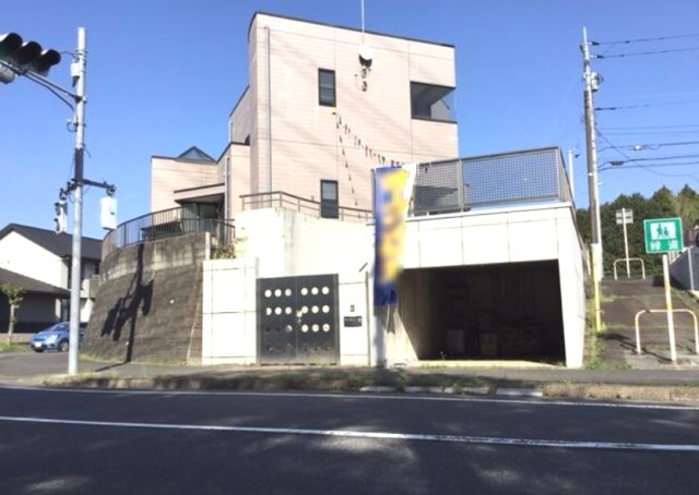 成田市吾妻　中古戸建の前面道路含む現地写真|内外装リフォーム済み令和8年3月鉄骨の為地震耐久性高い住宅２階には天体観測できる天体ドーム付車3台可
