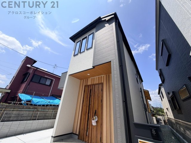 全室6帖以上の洋室: 3部屋の洋室（6.5帖、6帖、6帖）があり、どのお部屋も十分な広さがあります。