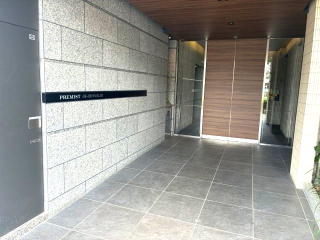 プレミスト大江本町の玄関