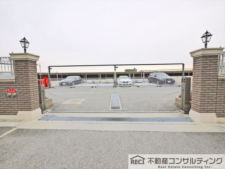 ザ・岡本プレミアムの駐車場