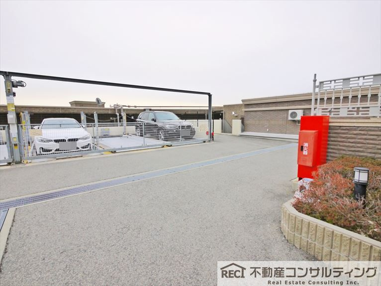 ザ・岡本プレミアムの駐車場