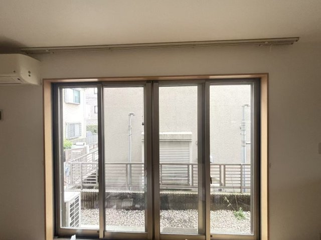 鷺宮3丁目戸建てのその他|リビングにある窓です