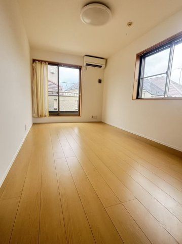 鷺宮3丁目戸建ての洋室|明るい洋室です