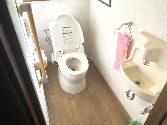 日高町松岡　中古戸建　7DKのトイレ