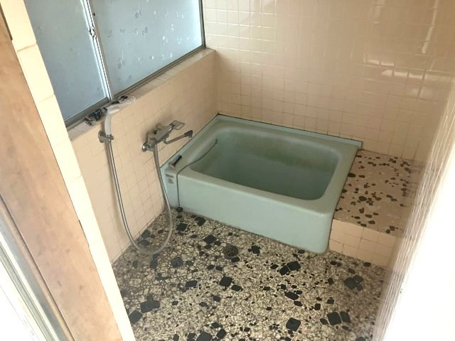 日高町松岡　中古戸建　7DKの浴室