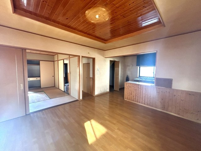 東伯郡湯梨浜町長江中古戸建の居間・リビング