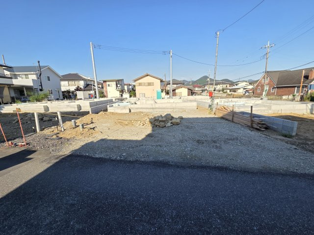 新築　桐生市相生町第19　5号棟　CRADLE GARDENの駐車場|現地写真　駐車は建物南側に並列3～4台可能です！