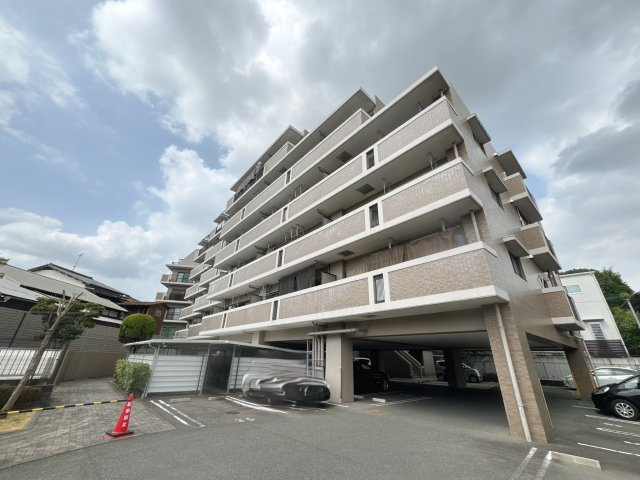 【外観】 | シティライフ春日小倉☆仲介手数料無料☆ | 閑静な住宅街に建つ、落ち着いた雰囲気のマンション。周辺の街並みに調和した端正な外観が魅力です。