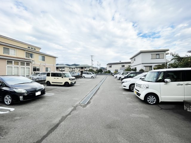 ステラ川南の駐車場