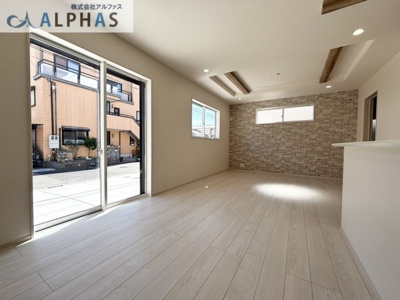 【居間・リビング】 | 高砂市米田町米田　新築戸建 | ■大きなサッシからたっぷりの太陽光が入るリビング♪