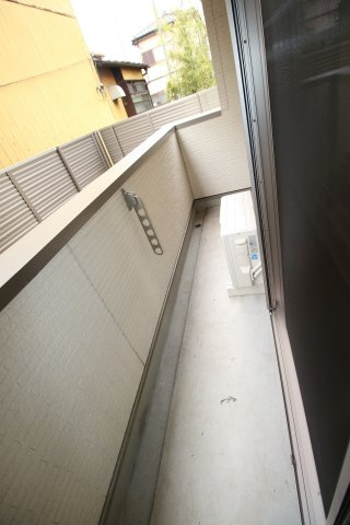 AQUE11のバルコニー|晴れた日には洗濯物がよく乾きそうですね♪