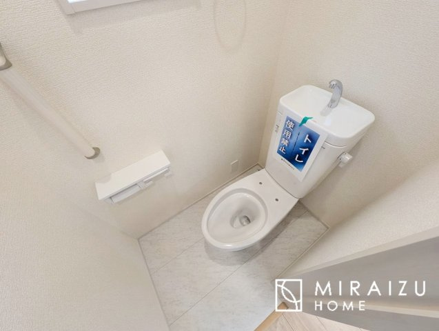 【トイレ】 | 空気の換気と窓からの光の明るさに配慮した清潔感のあるトイレ、ご自分の好きなアロマや芳香剤を置いて落ち着く空間を演出、一人になれる空間ですから、リラックスしたいですね。