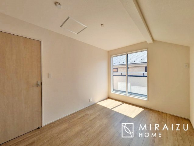 【寝室】 | 広さのある洋室は、ご夫婦様の寝室にぴったりですね。ご主人様の趣味のものや書斎などにも使用できるくらいの広さが嬉しいです。収納もばっちり完備してますのでお荷物が多いご家族様も安心してお暮しいただけます！