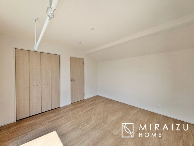 【子供部屋】 | お子様のお部屋にも主寝室にも使えますね。窓が二面についていますので採光もばっちり、空気の入れ替えもOK！自分のお部屋を持ちたいお子様の夢を叶えます！