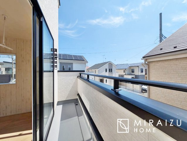 【バルコニー】 | 小鳥の鳴き声で目覚める朝、爽やかな風が入ります。太陽の陽射しでお洗濯物がカラッと乾き、気持ちの良い洋服とお布団で快適に過ごせます。